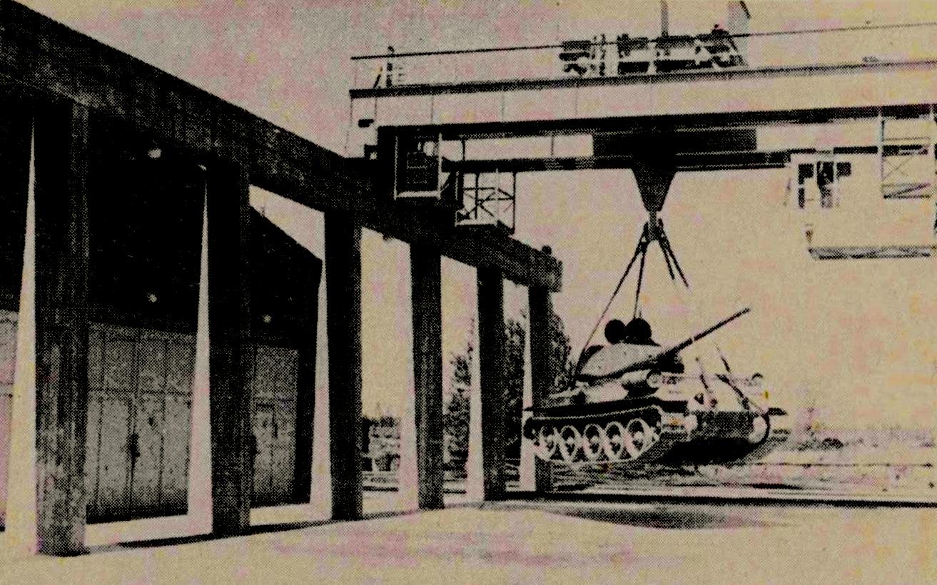 Sowjetischer Panzer des Typs T-34 an einem Kran auf dem RWN-Werksgelände, 1958 (Quelle: Stadtarchiv NB)