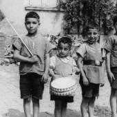 Die Kinder Paul und Fritz Wagner, Franz und Alex Rose (v.l.) im kath. Kinderheim, Neustrelitz (1942), aufgenommen von Kaplan Heinrich Kottmann