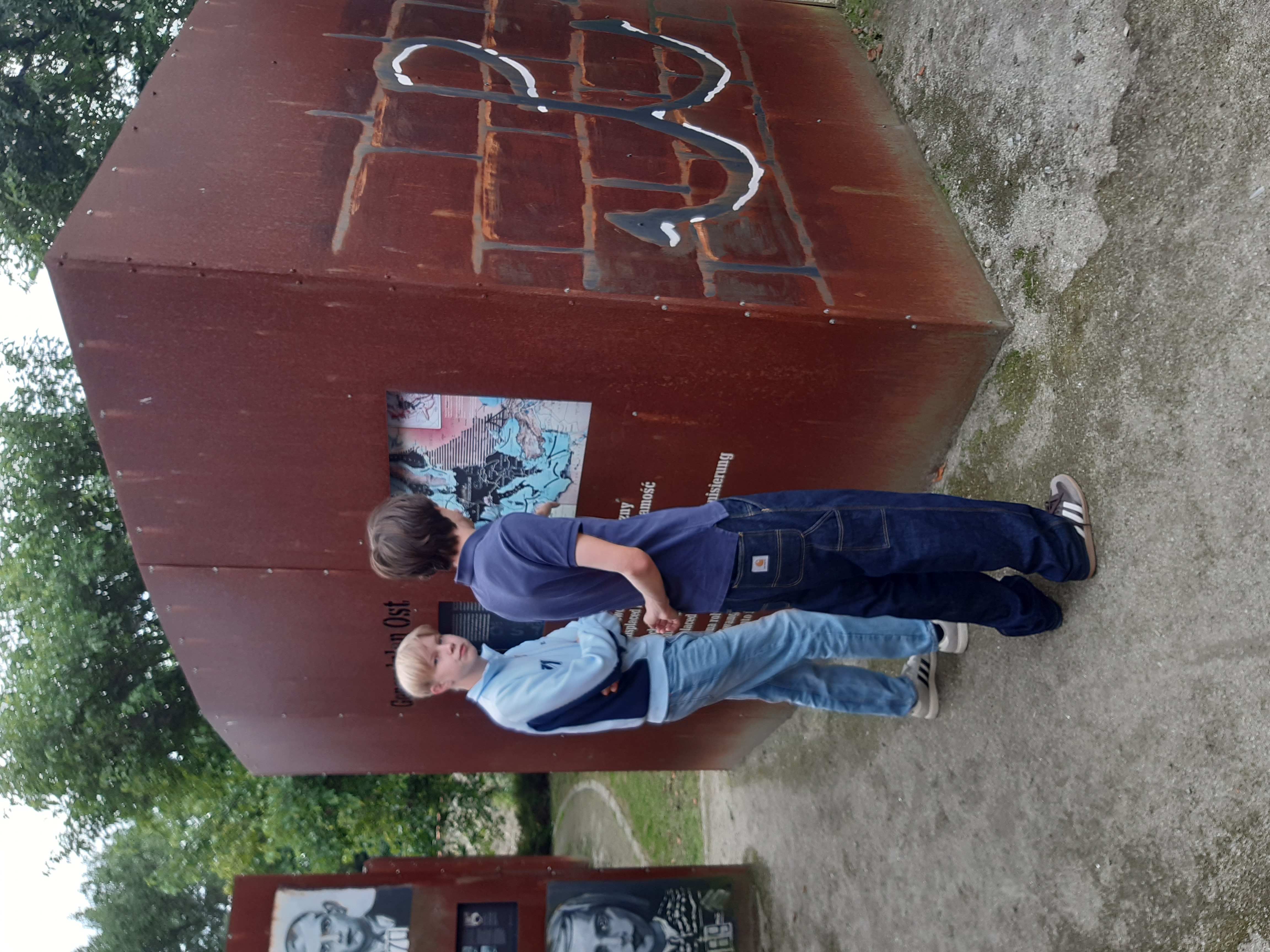 Die Outdoor-Ausstellung in Krzyżowa bot den Jugendlichen Raum, sich mit Geschichte, Erinnerung und deutsch-polnischer Versöhnung auseinanderzusetzen.