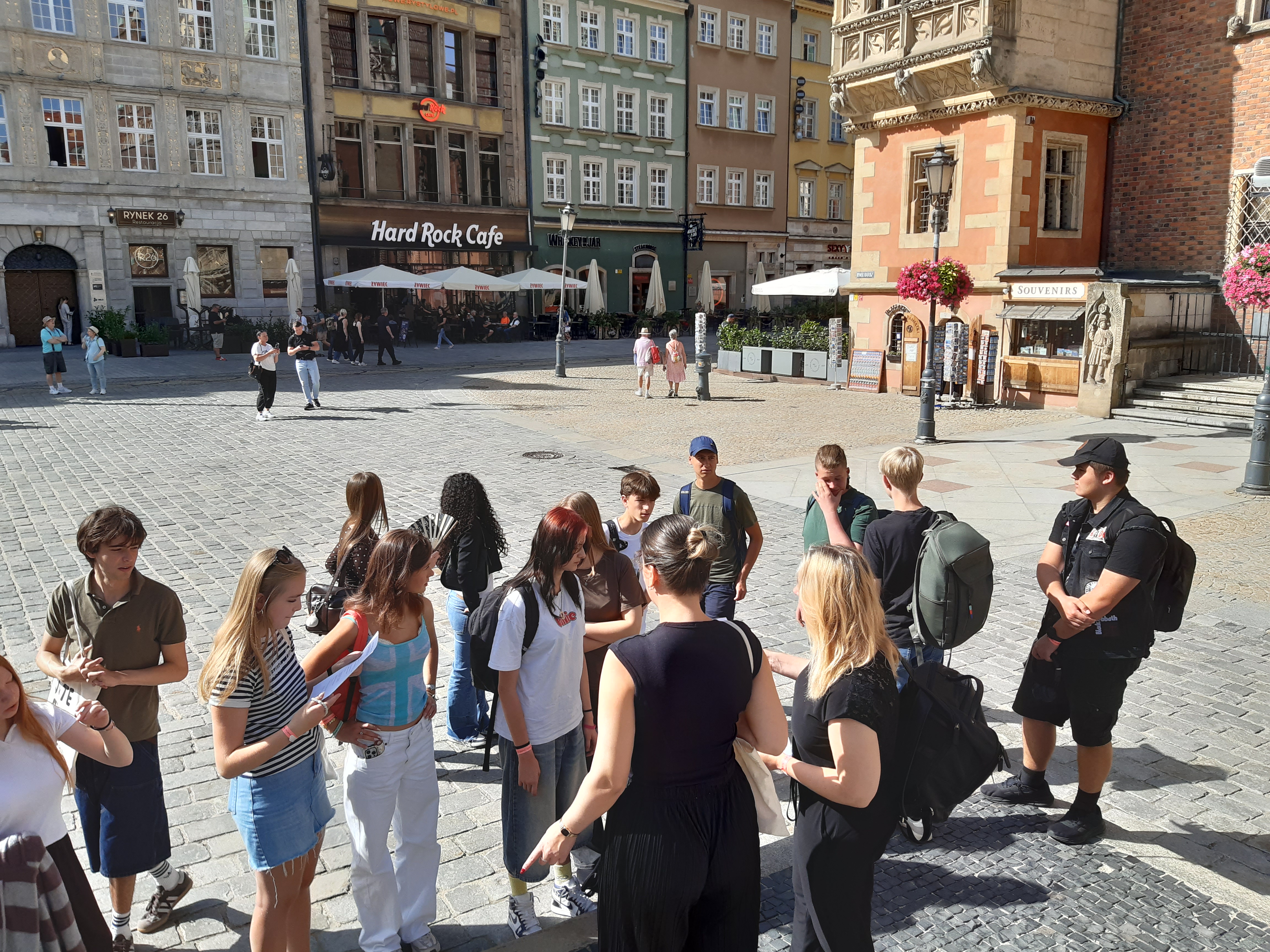 Mit Fotoaufträgen zu historischen und aktuellen Fragen erkundeten die Jugendlichen Wrocław in Kleingruppen.