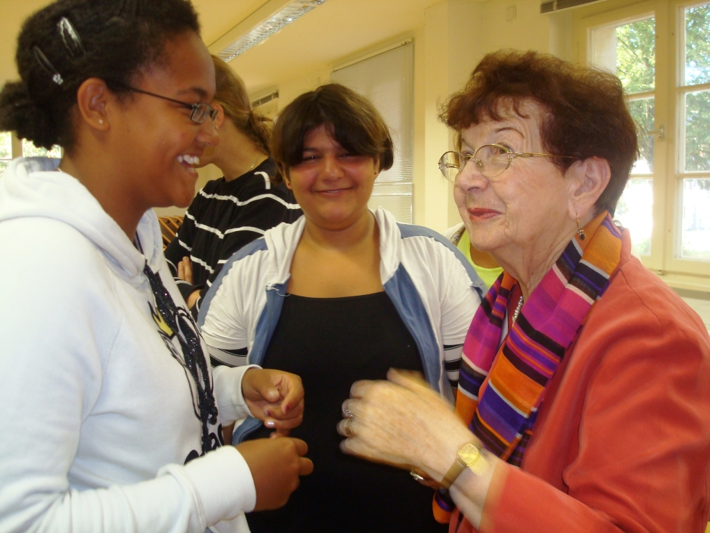 Batsheva Dagan 2009 mit Mädchen von Reachina (Berlin-Neukölln) beim 5. Generationenforum der Dr. Hildegard Hansche Stiftung in der Mahn- und Gedenkstätte Ravensbrück
