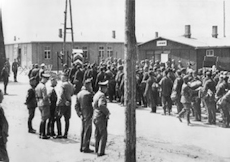Französische Kriegsgefangene bei der Ankunft im Stalag II A  Quelle: Regionalmuseum Neubrandenburg