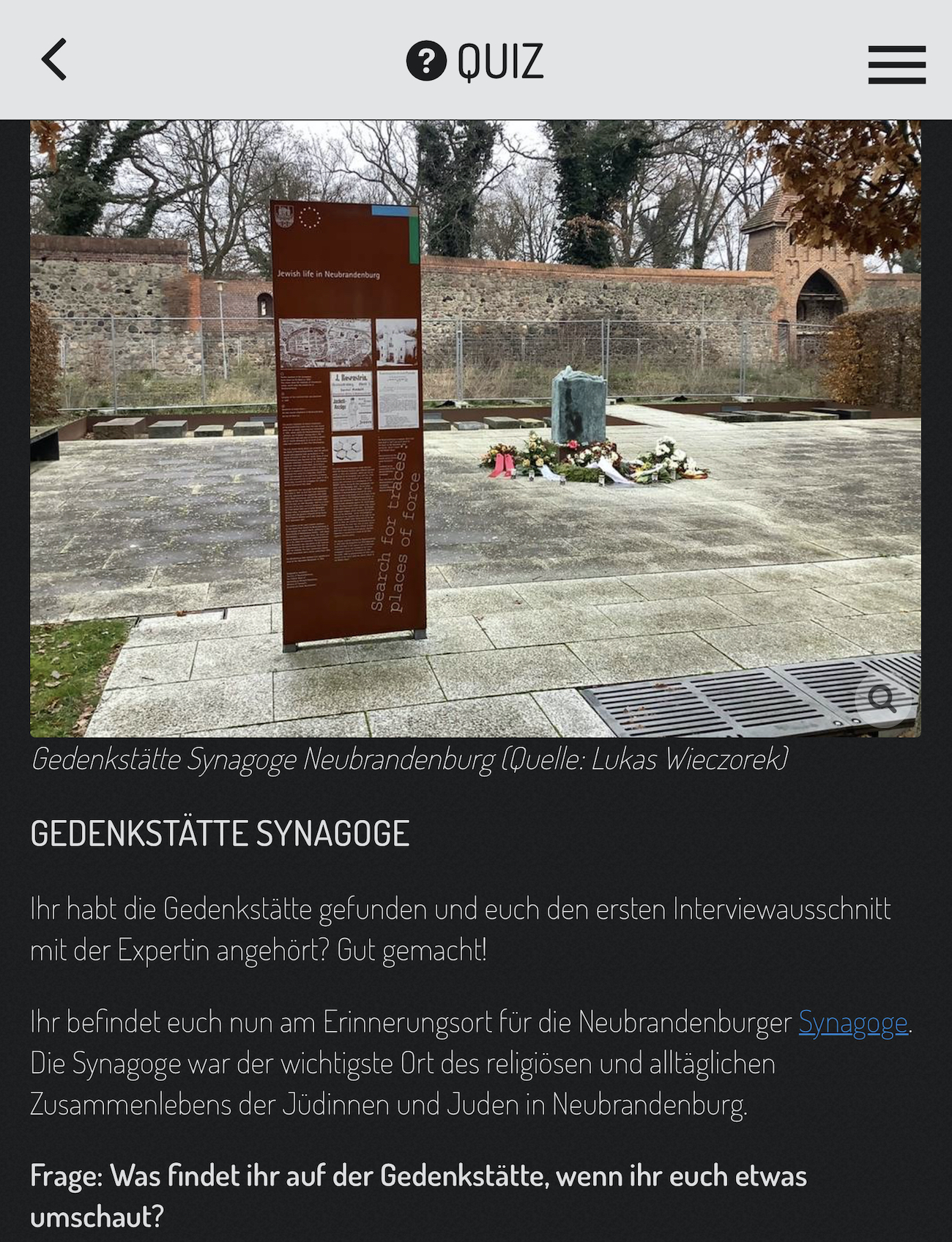 Screenshot einer Seite aus dem Actionbound "#SPURENSUCHEdigital - Jüdisches Leben in Neubrandenburg" mit einem Quiz zur Gedenkstätte (Quelle: Lukas Wieczorek)