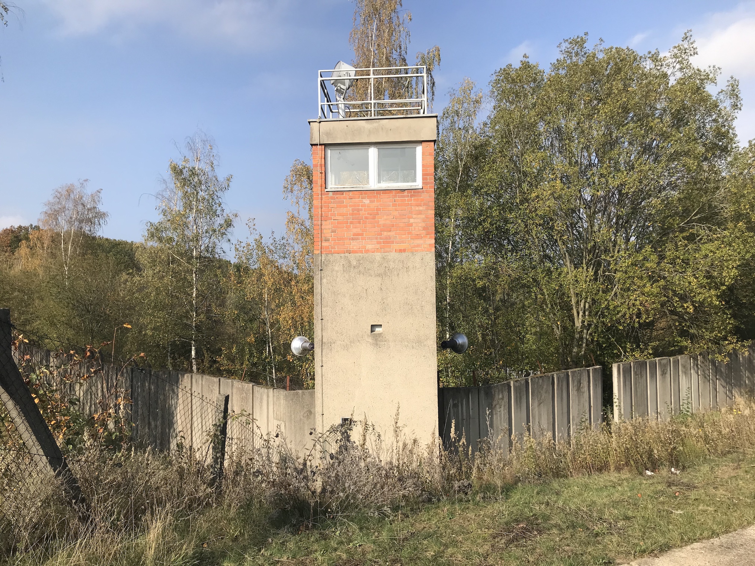 Erhaltener Wachturm auf dem Gelände der ehemaligen MfS-Bezirksverwaltung Neubrandenburg auf dem Lindenberg (Quelle: Lukas Wieczorek)