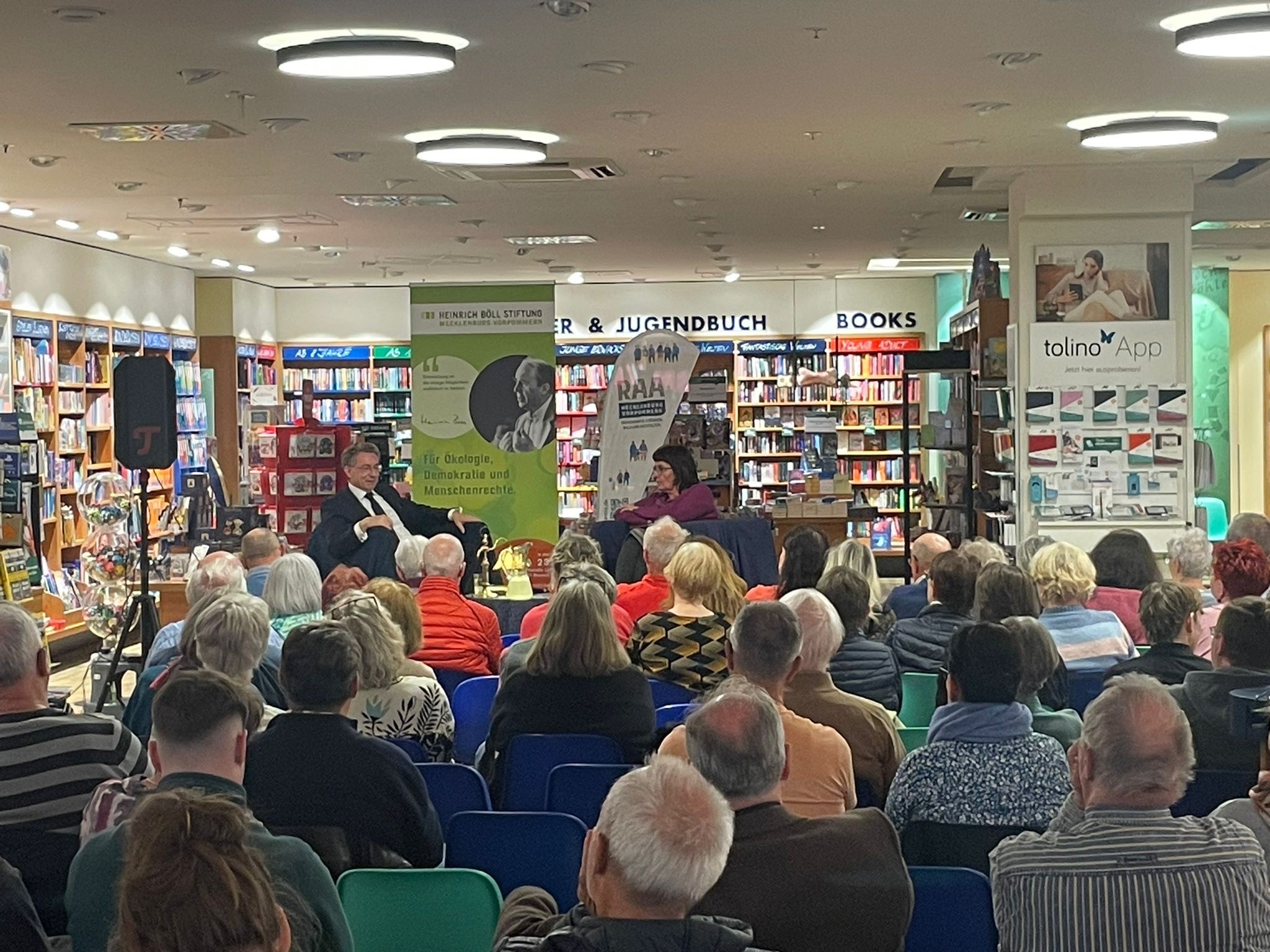 Publikum bei der Veranstaltung mit Christoph Safferling in der Thalia-Buchhandlung Neubrandenburg.