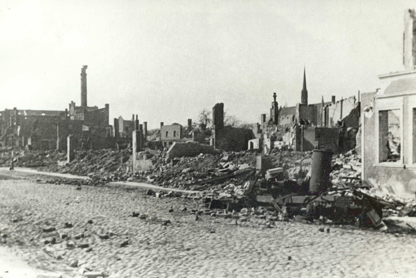 Die zerstörte Friedländer Straße in Neubrandenburg bei Kriegsende 1945 