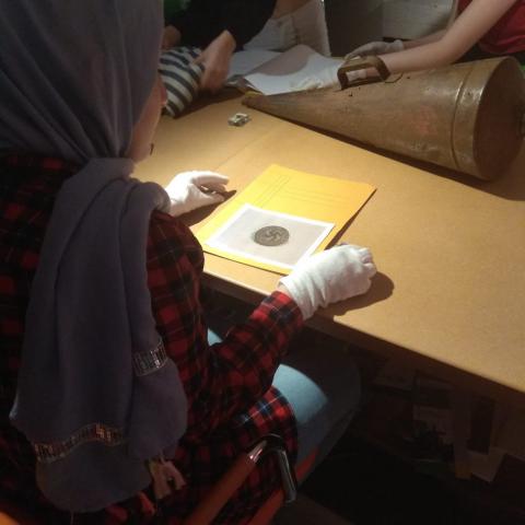 Schüler*innen der Regionalschule "Am Lindetal" untersuchen originale Fundstücke im Regionalmuseum