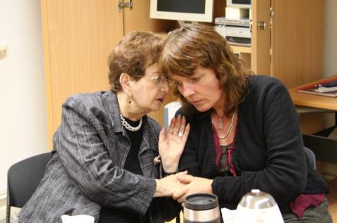 Batsheva Dagan 2007 mit Constanze Jaiser beim 3. Generationenforum der Dr. Hildegard Hansche Stiftung in der Mahn- und Gedenkstätte Ravensbrück