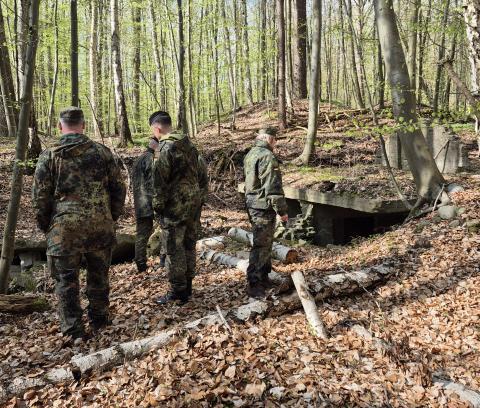 Bundeswehrangehörige auf dem Gelände des Gedenkortes KZ Waldbau