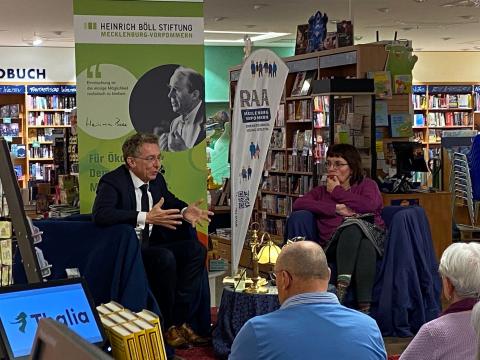 Christoph Safferling in der Thalia-Buchhandlung Neubrandenburg