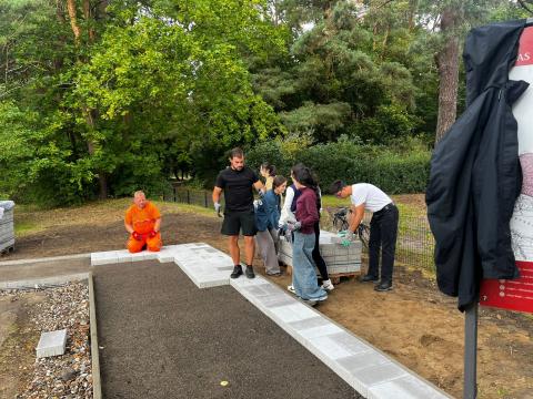 Die internatiolen Teilnehmenden beim Anlegen des neuen Weges