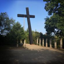 Das neue Symbol von Fünfeichen, ein Holzkreuz, ist aufgestellt