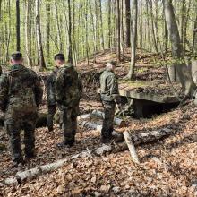 Bundeswehrangehörige auf dem Gelände des Gedenkortes KZ Waldbau