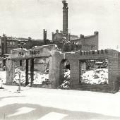 Die Friedländer Straße in Trümmern im Winter 1945/46, mehrere Monate nach der Zerstörung der Innenstadt (Quelle: Regionalmuseum NB)
