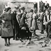 Trümmerfrauen in Neubrandenburg 1945